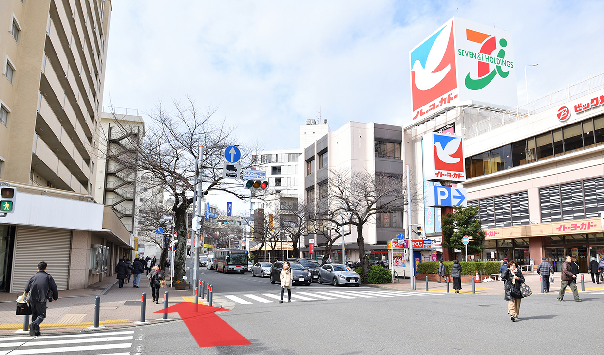 右手に三菱東京UFJ銀行を見ながら直進します。